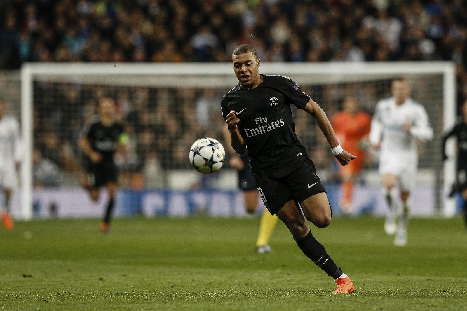 国安球迷跟河南球迷在烧烤店发生冲突，涉事球迷已经被警察带走