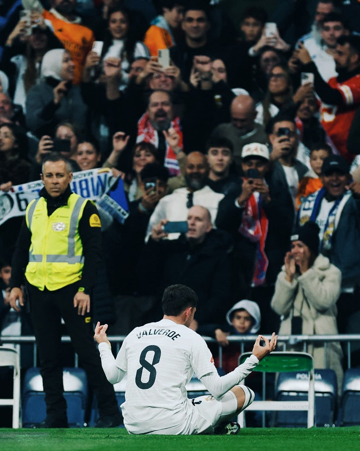 TA：因现代足球重视边路与攻防转换，菱形中场阵型已几乎绝迹