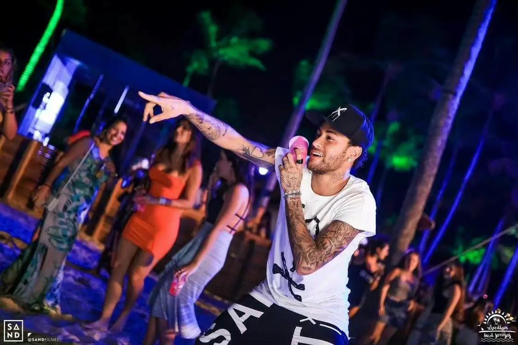 诺坎普国王，巴萨对阵毕包第10分钟时主场观众高喊“梅西”