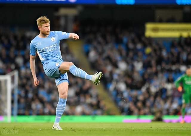 记者：因现场出现雷暴，沙特vs阿联酋比赛再次推迟，预计将取消（记者：现场雷暴致沙特对阿联酋之战再度延期，或将取消）