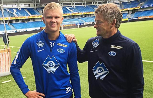 土超比赛双方在禁区里打架，裁判未吹停比赛导致主队打入空门