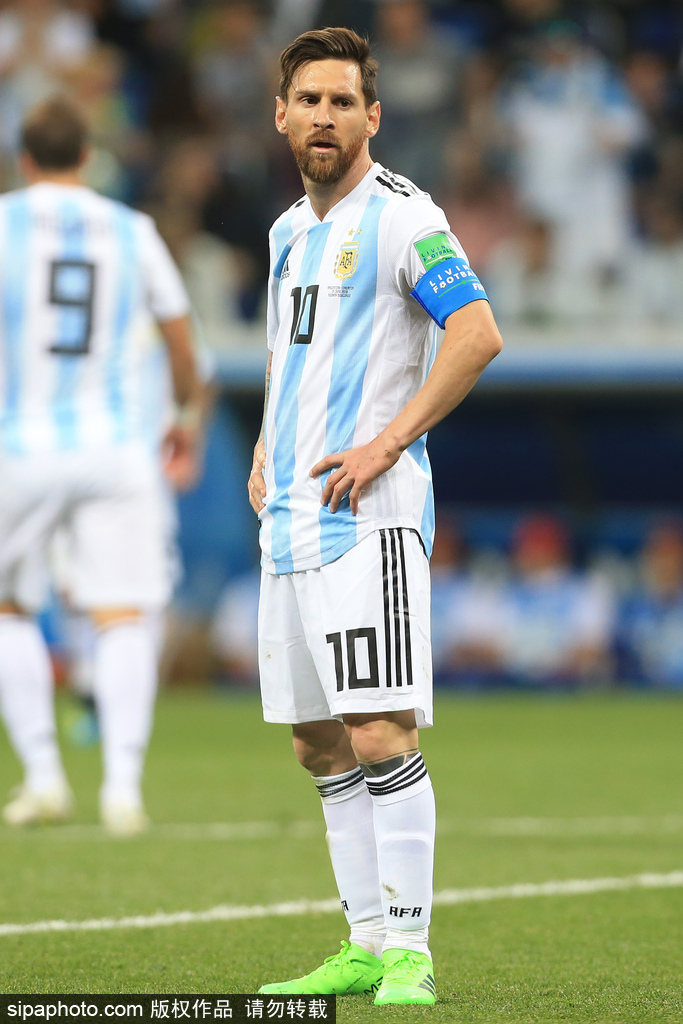 亚马尔与19岁女网红购物被偷拍 她有140多万粉丝（亚马尔与19岁女网红逛街被拍到 对方粉丝数超140万）