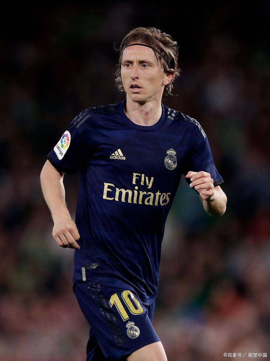 TA记者：阿莫林考虑将阵型调整成433，后面训练重点会落实新阵型上（TA记者：阿莫林酝酿改打4-3-3，后续训练将围绕新阵型展开）