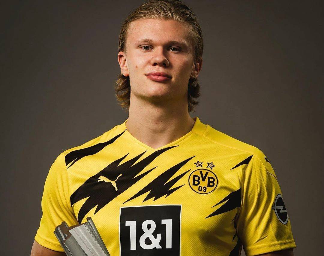 手腕骨折+肩部受伤，巴黎主席纳赛尔缠着绷带赴客场督战欧冠（手腕骨折肩伤在身，巴黎主席纳赛尔缠绷带客场督战欧冠）